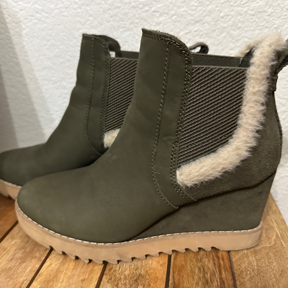 Toms Maddie Olive Suede Wedge Boots with Fur Trim